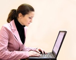 Lady-entreprener-Office-shy-browsing-in-pink